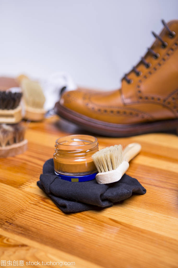 高級棕褐色土音靴的清潔與保養(yǎng)指南